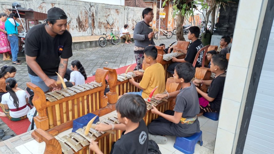 LATIHAN SEKAA GONG ANAK SURYA KENCANA BANJAR PANGKUNG